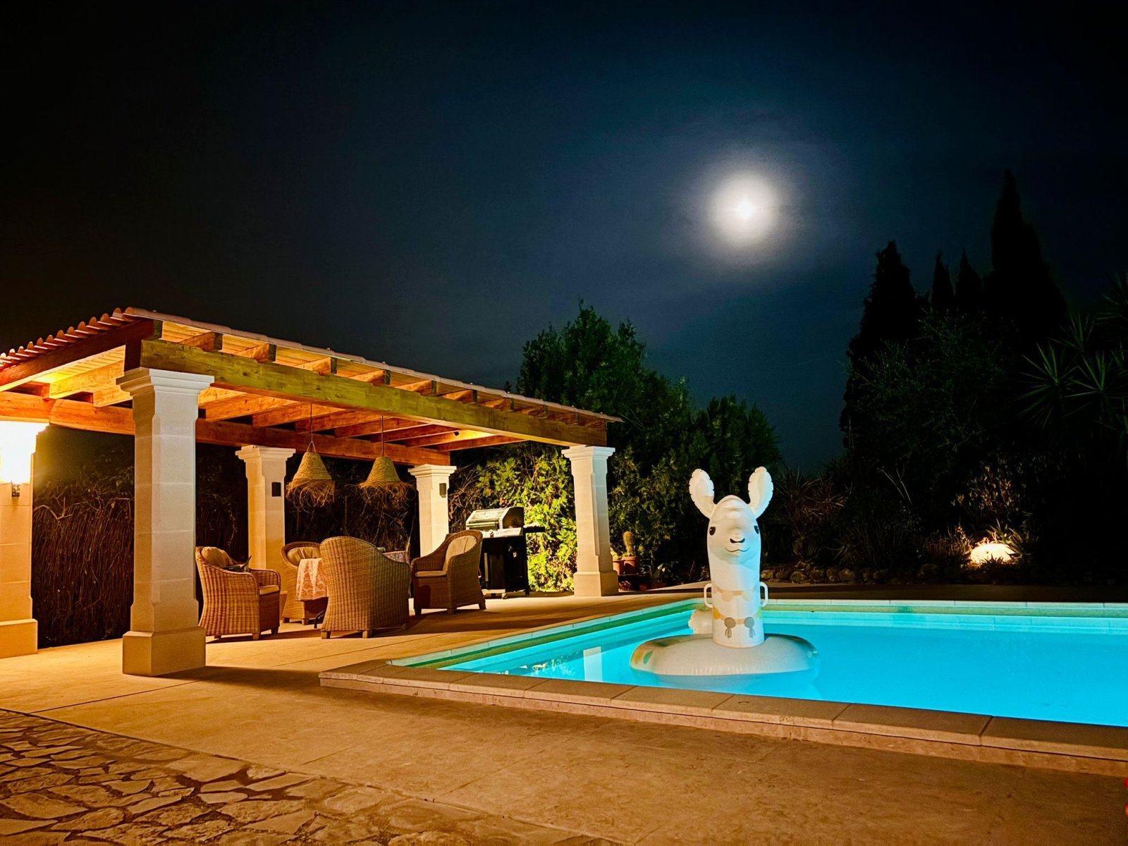Poolbereich mit eleganter Pergola und integriertem Wasserspiel Poolbereich mit eleganter Pergola und integriertem Wasserspiel