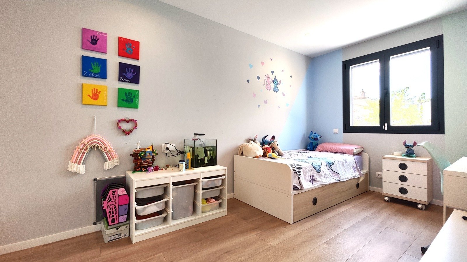 Helles Kinderzimmer mit optimaler Raumnutzung und großflächigen Fenstern Helles Kinderzimmer mit optimaler Raumnutzung und großflächigen Fenstern