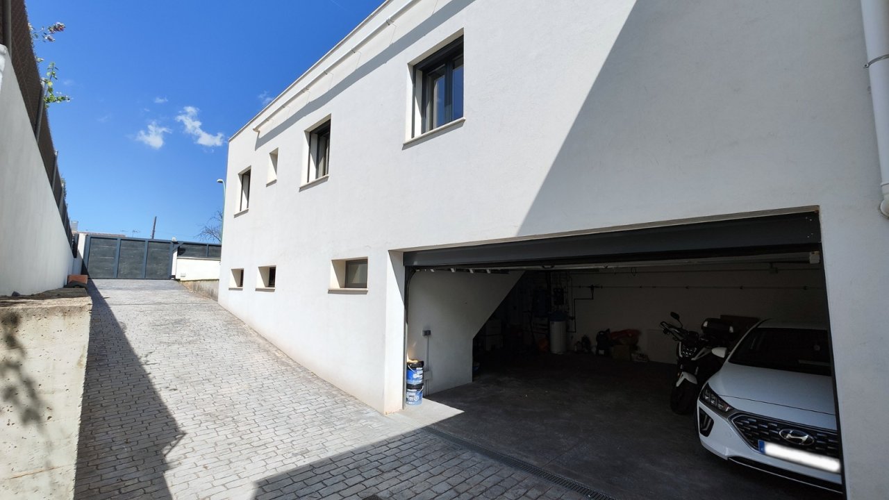 Moderne Zufahrt mit überdachtem Carport und versiegelter Parkfläche Moderne Zufahrt mit überdachtem Carport und versiegelter Parkfläche