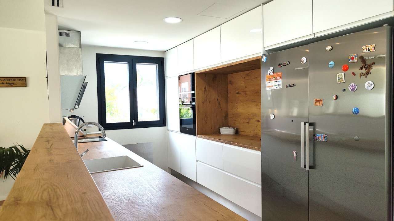 Moderne Küche mit durchdachtem Stauraum und hochwertigen Einbaugeräten Moderne Küche mit durchdachtem Stauraum und hochwertigen Einbaugeräten