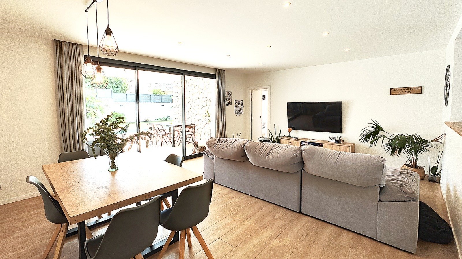 Helles Wohnzimmer mit großflächiger Verglasung und direktem Terrassenzugang Helles Wohnzimmer mit großflächiger Verglasung und direktem Terrassenzugang