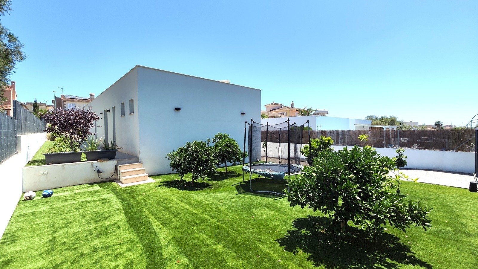 Modernes Poolhaus mit weitläufigem Gartenbereich und vielseitigen Nutzungsmöglichkeiten Modernes Poolhaus mit weitläufigem Gartenbereich und vielseitigen Nutzungsmöglichkeiten