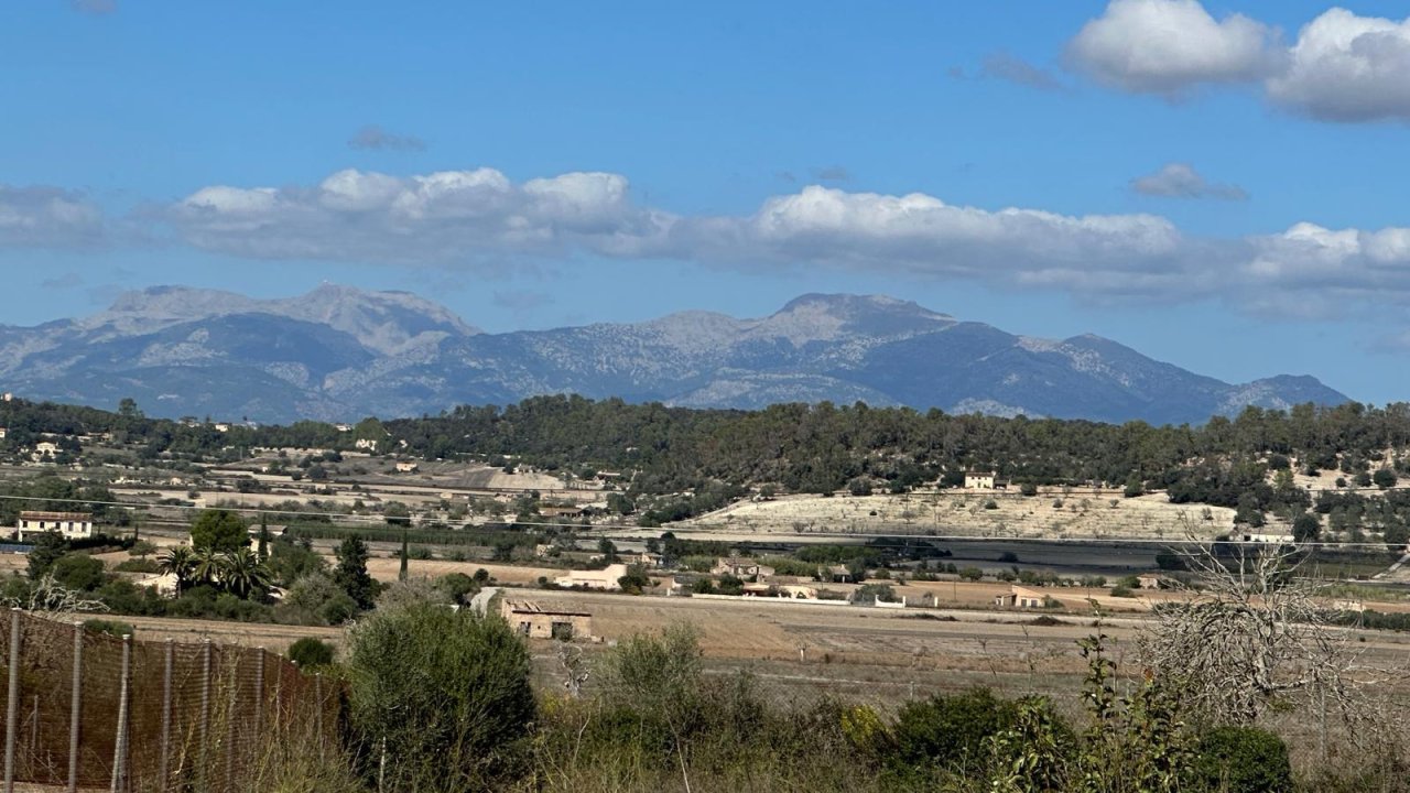 Unverbaubarer Blick auf Bergkette und Flusslandschaft Unverbaubarer Blick auf Bergkette und Flusslandschaft