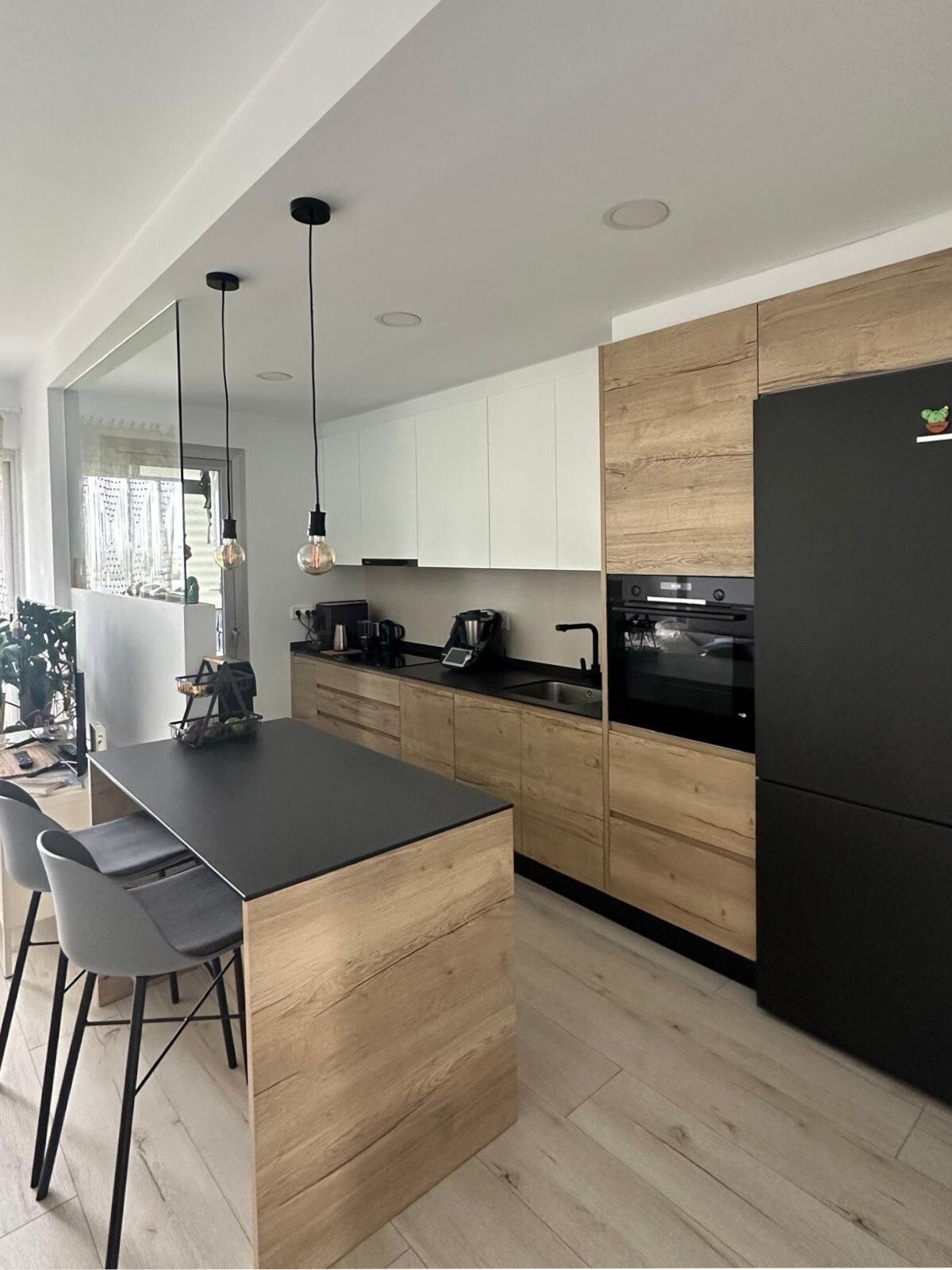 Moderne Küche mit hochwertigen Einbaugeräten und funktionaler Arbeitsplatzgestaltung Moderne Küche mit hochwertigen Einbaugeräten und funktionaler Arbeitsplatzgestaltung