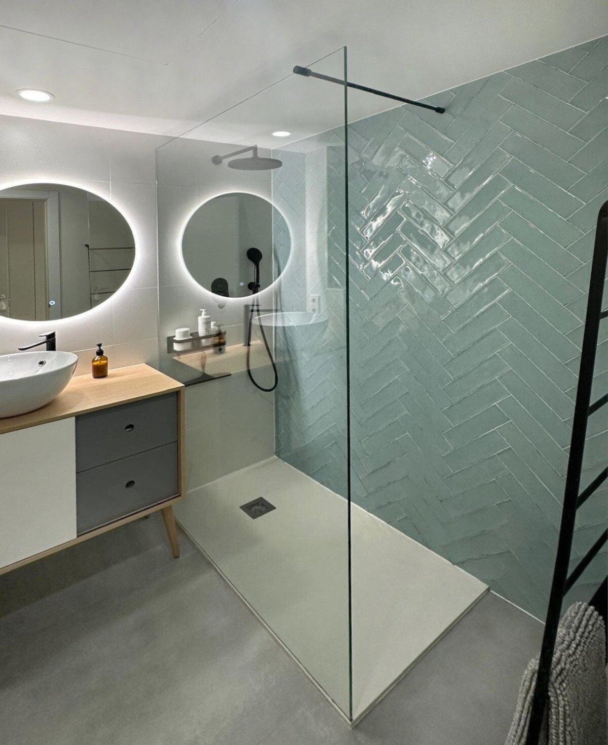 Modernes Badezimmer mit ebenerdiger Dusche und hochwertiger Sanitärausstattung Modernes Badezimmer mit ebenerdiger Dusche und hochwertiger Sanitärausstattung