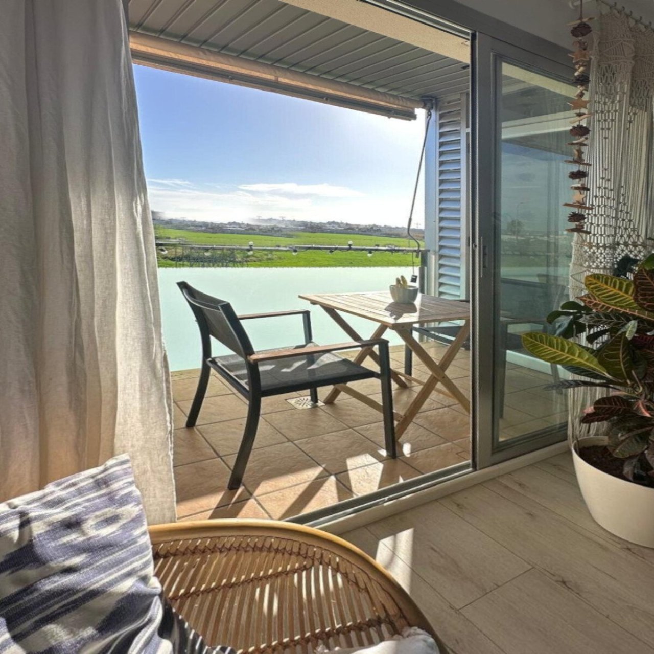 Terrassenzugang mit Schiebeverglasungen und freiem Landblick Terrassenzugang mit Schiebeverglasungen und freiem Landblick