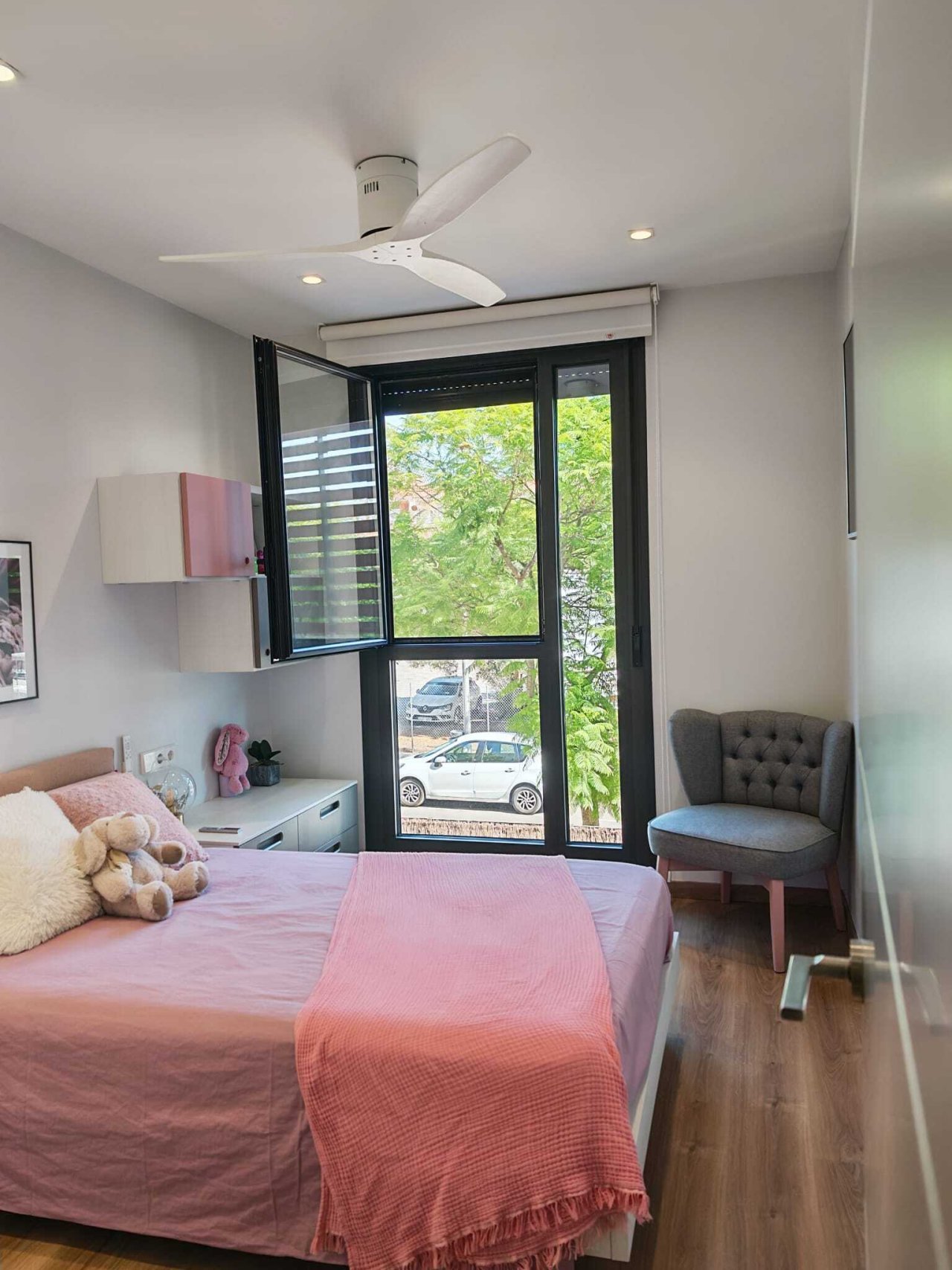 Helles Schlafzimmer mit französischem Balkon, Einbauschränken und moderner Deckenventilation