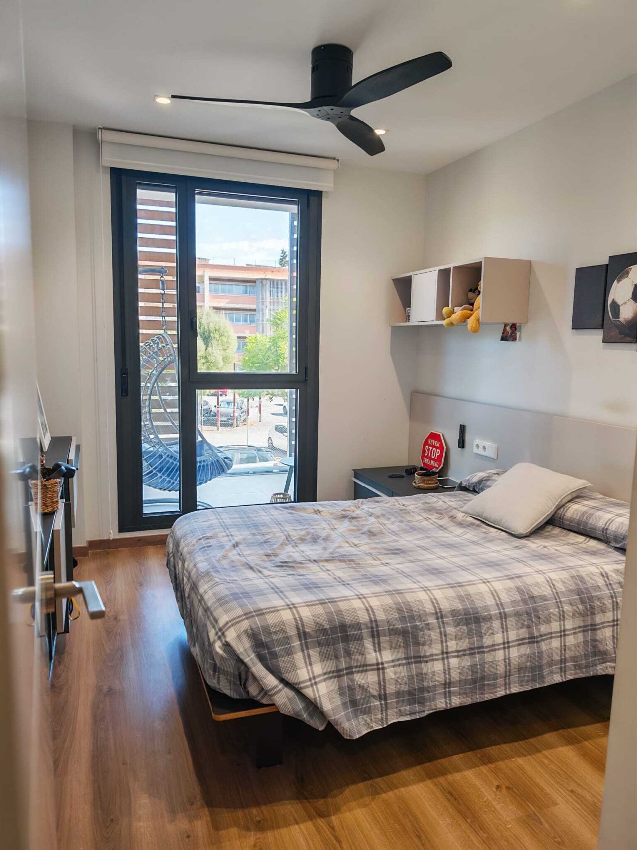 Komfortables Schlafzimmer mit französischem Balkon, Einbauschränken und moderner Deckenventilation