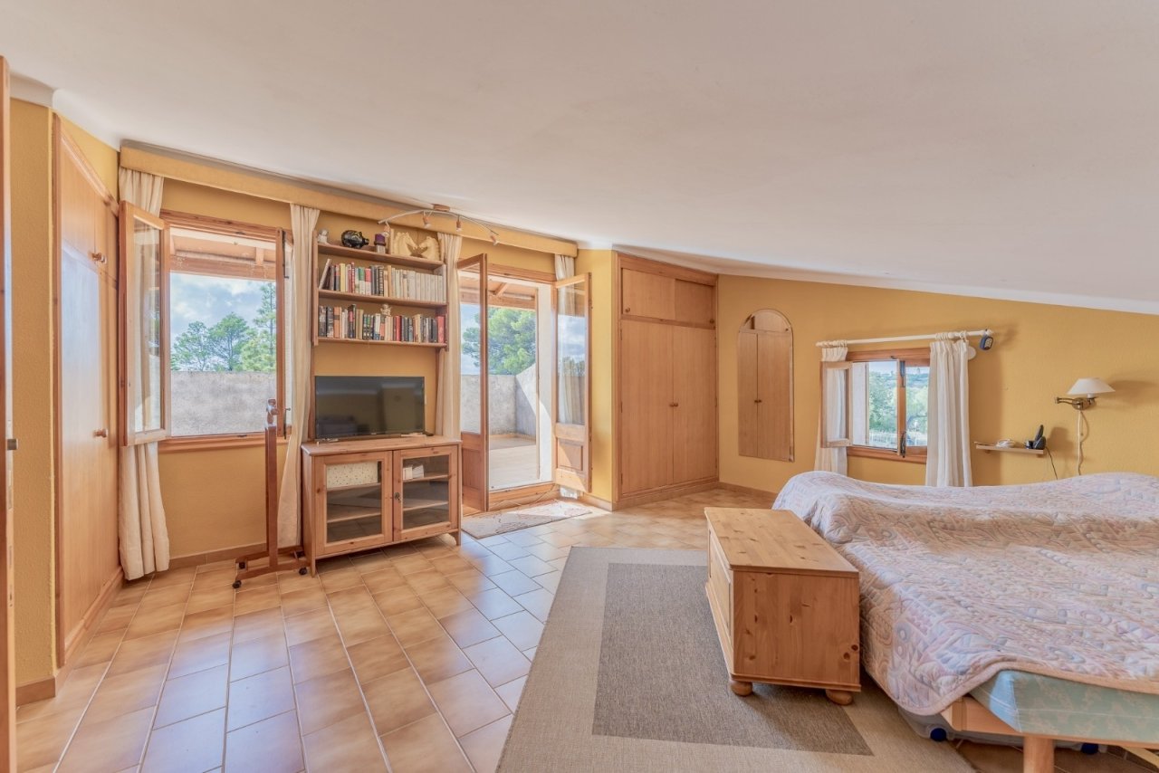 Hauptschlafzimmer mit Ankleide, Balkonzugang und durchdachtem Raumkonzept unter Dachschräge Hauptschlafzimmer mit Ankleide, Balkonzugang und durchdachtem Raumkonzept unter Dachschräge