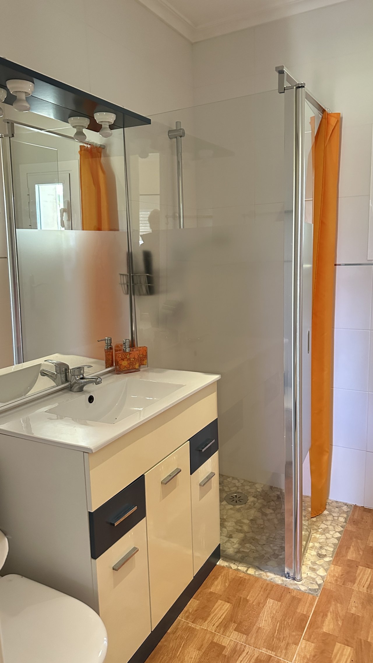 Modernes Badezimmer mit ebenerdiger Dusche und praktischem Waschtisch mit Stauraum Modernes Badezimmer mit ebenerdiger Dusche und praktischem Waschtisch mit Stauraum