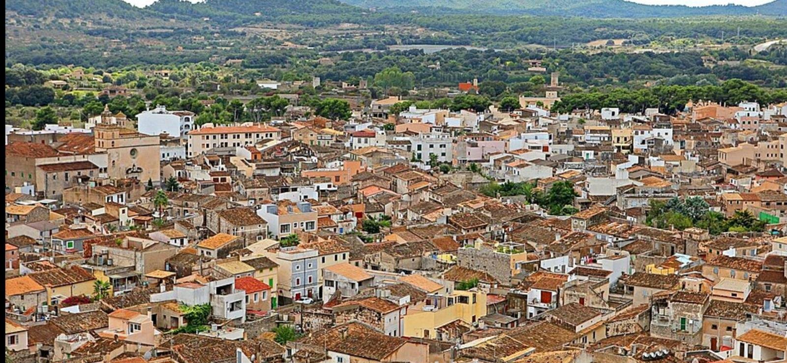 Faszinierende Ausblicke auf die historische Altstadt und das malerische Tal Faszinierende Ausblicke auf die historische Altstadt und das malerische Tal