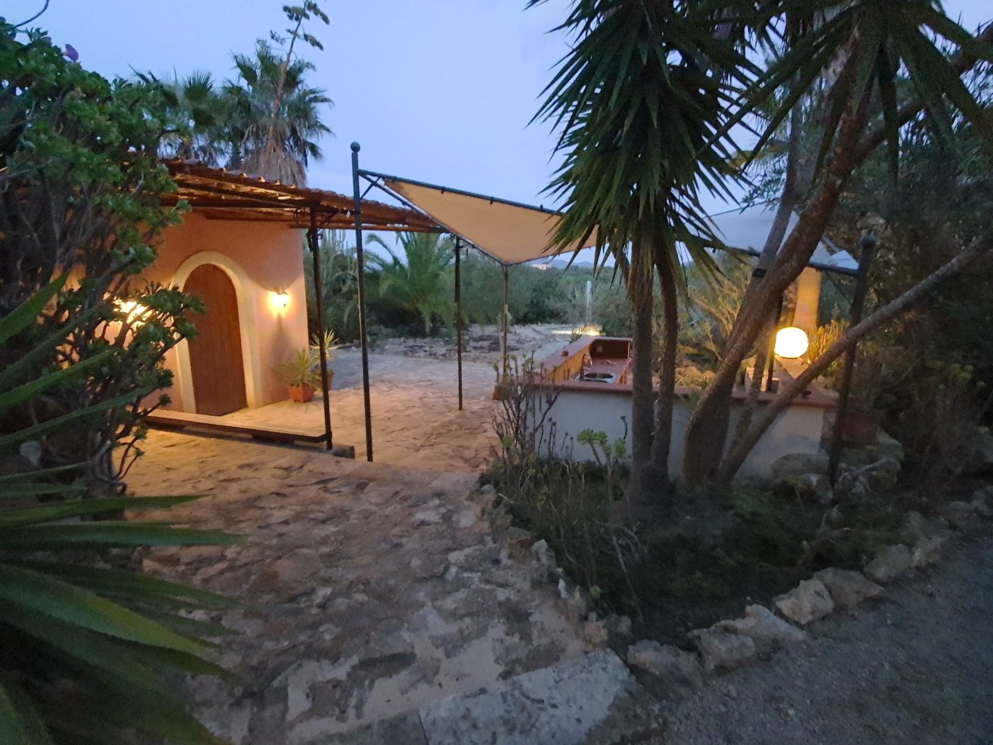 Überdachte Terrasse mit Sonnenschutz und direktem Zugang zum Außenbereich