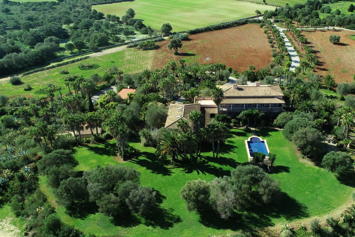 Herrschaftliches Anwesen mit Pool inmitten einer malerischen Parklandschaft und Fernblick auf Ackerflächen