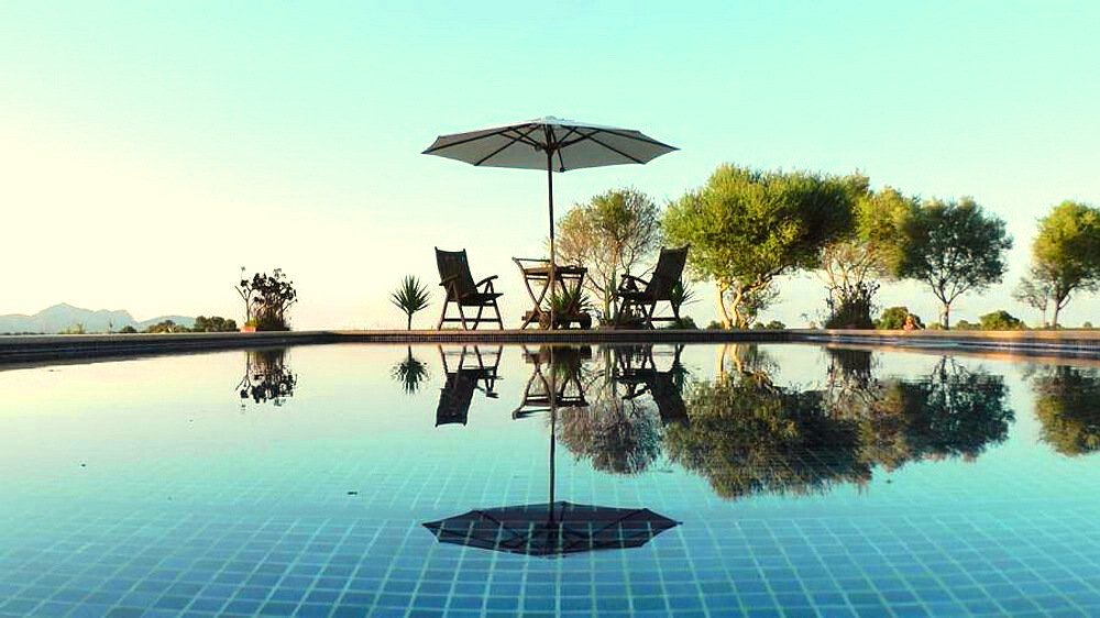 Infinity-Pool mit direktem Wasserzugang und exklusiver Entspannungszone