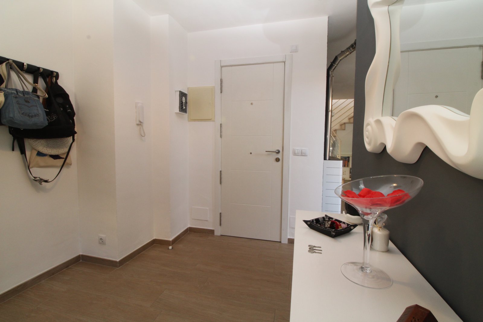 Funktionaler Flurbereich mit praktischer Garderobe und direktem Zugang zu allen Wohnbereichen Funktionaler Flurbereich mit praktischer Garderobe und direktem Zugang zu allen Wohnbereichen