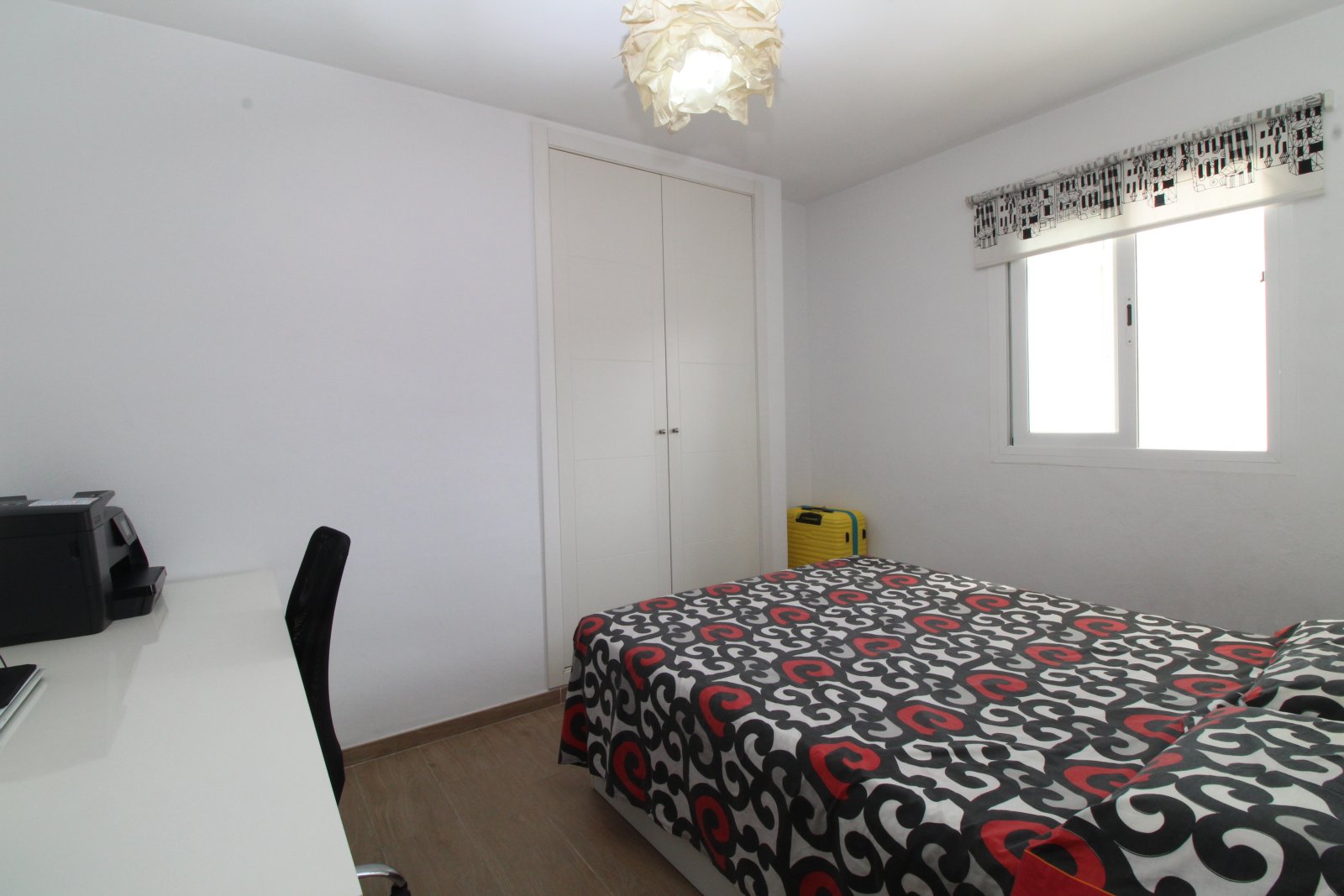 Schlafzimmer mit praktischen Einbauschränken und hellen Fensterfront Schlafzimmer mit praktischen Einbauschränken und hellen Fensterfront