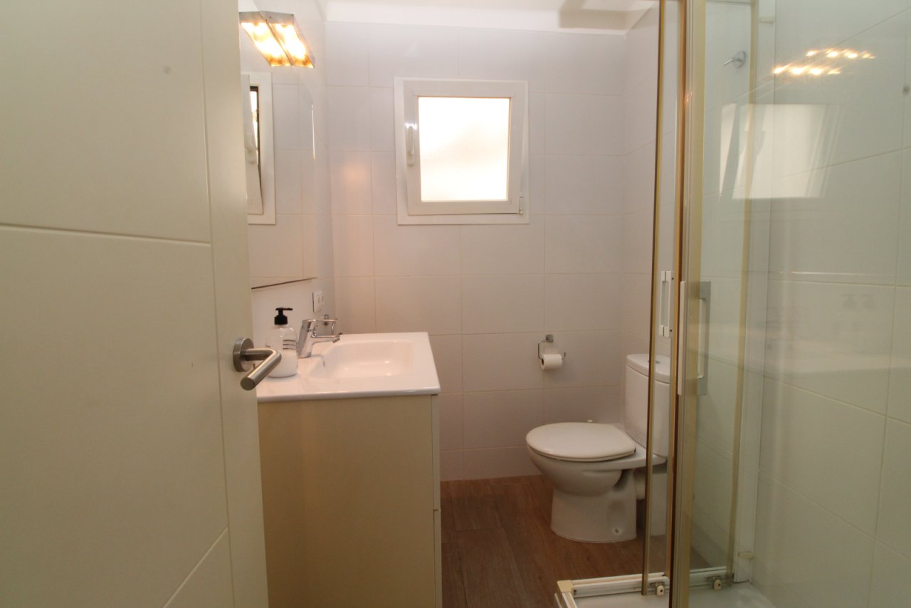 Modernes Badezimmer mit bodengleicher Dusche und praktischer Waschtischanlage Modernes Badezimmer mit bodengleicher Dusche und praktischer Waschtischanlage