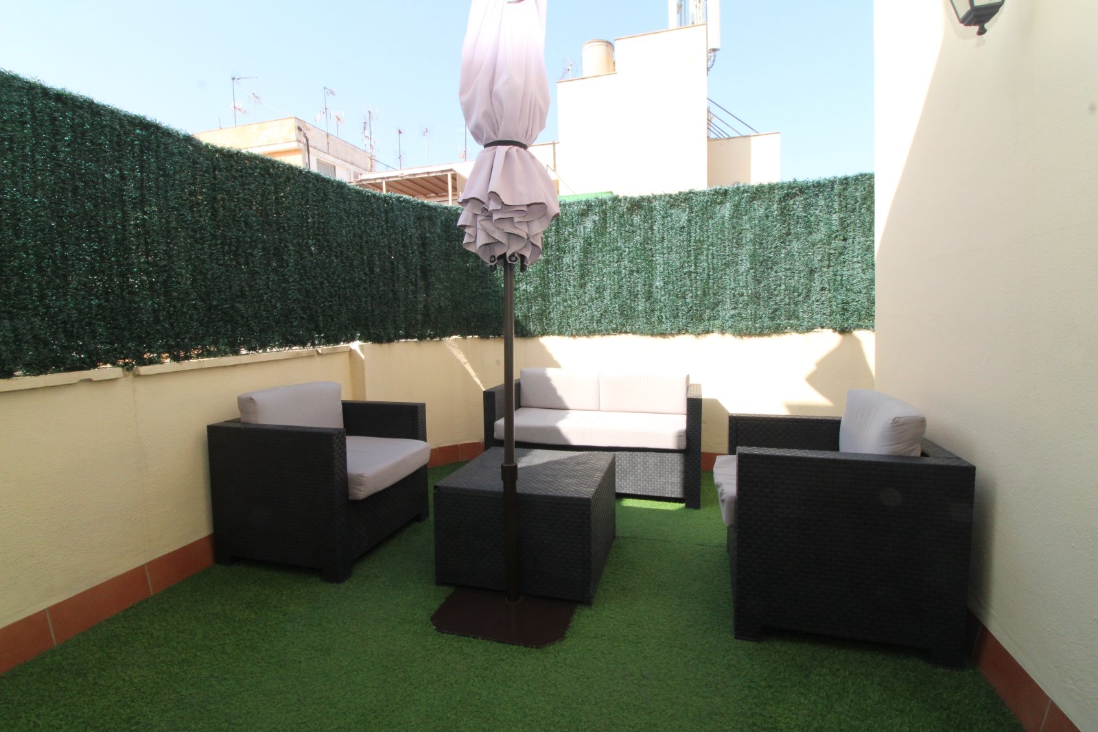 Private Dachterrasse mit umlaufenden Sichtschutzwänden und großzügiger Nutzfläche Private Dachterrasse mit umlaufenden Sichtschutzwänden und großzügiger Nutzfläche