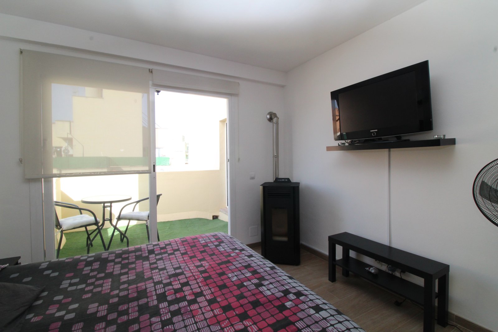 Schlafzimmer mit Terrassenzugang und Kaminofen – Wohlfühl-Rückzugsort mit Charakter Schlafzimmer mit Terrassenzugang und Kaminofen – Wohlfühl-Rückzugsort mit Charakter