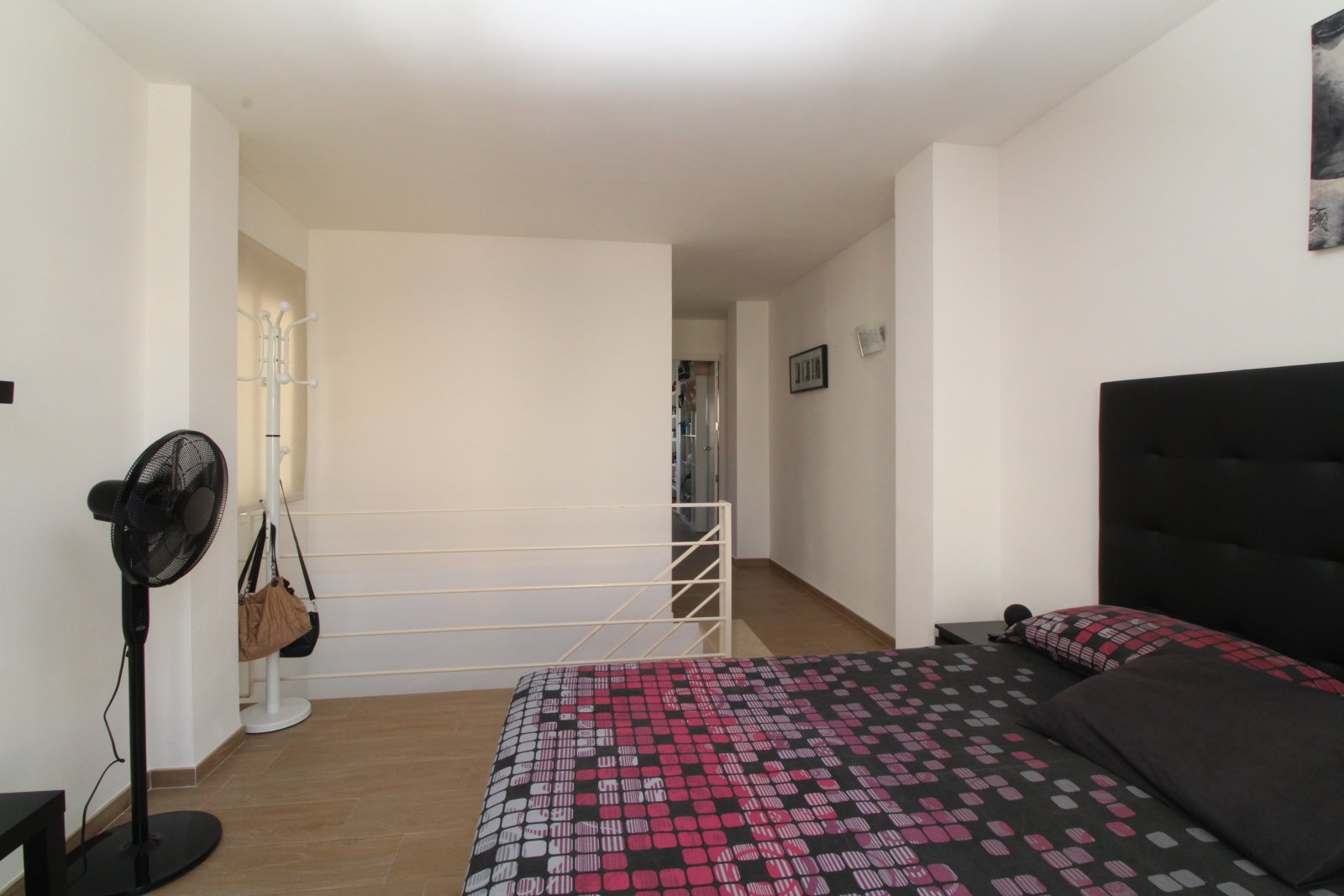 Geräumiges Schlafzimmer mit offener Raumgestaltung und praktischer Abstellnische Geräumiges Schlafzimmer mit offener Raumgestaltung und praktischer Abstellnische