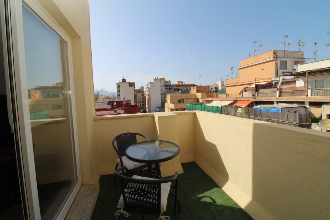 Sonnenterrasse mit weitläufigem Raumangebot und freiem Ausblick Sonnenterrasse mit weitläufigem Raumangebot und freiem Ausblick
