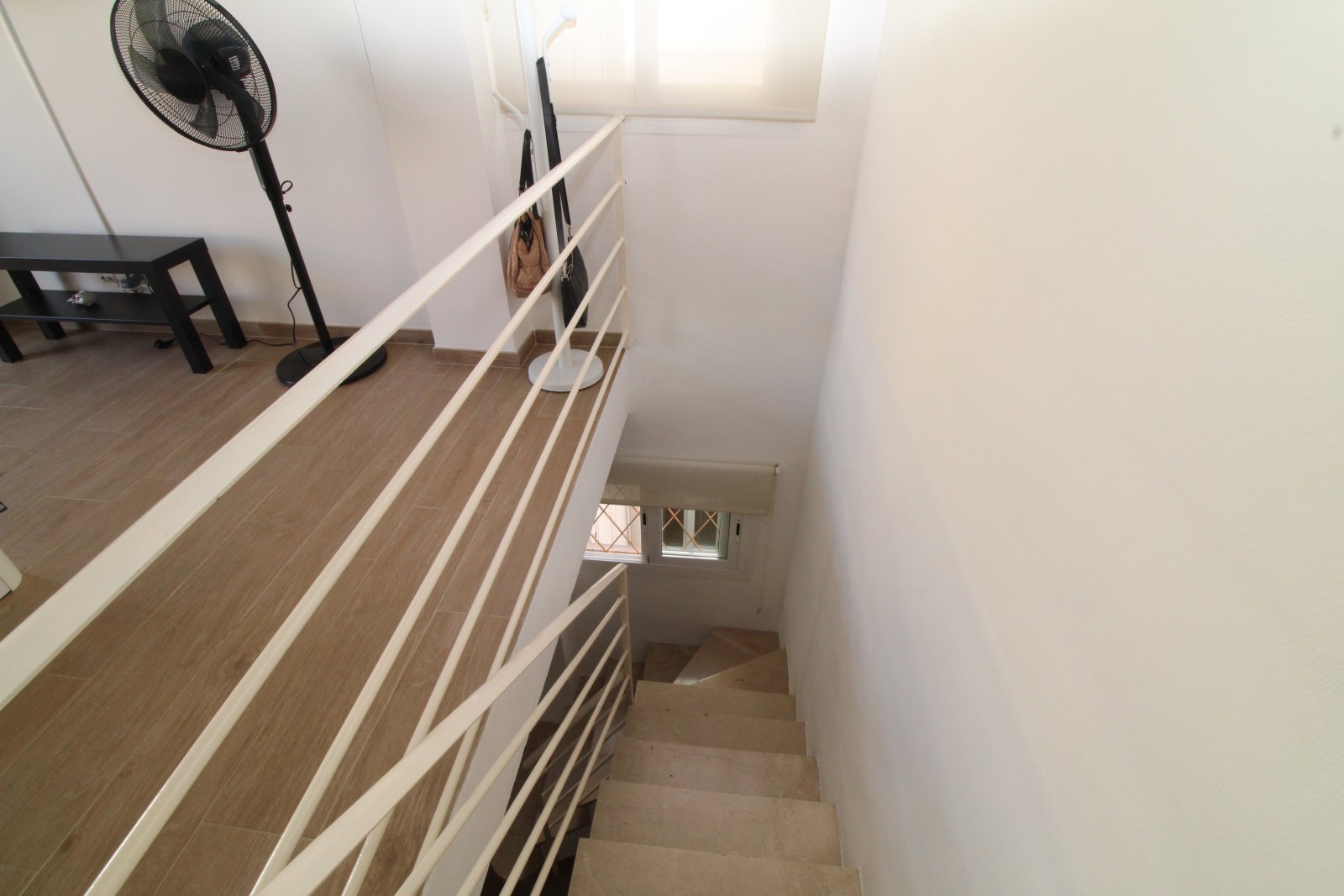 Treppe mit durchdachtem Geländersystem und natürlicher Belichtung Treppe mit durchdachtem Geländersystem und natürlicher Belichtung