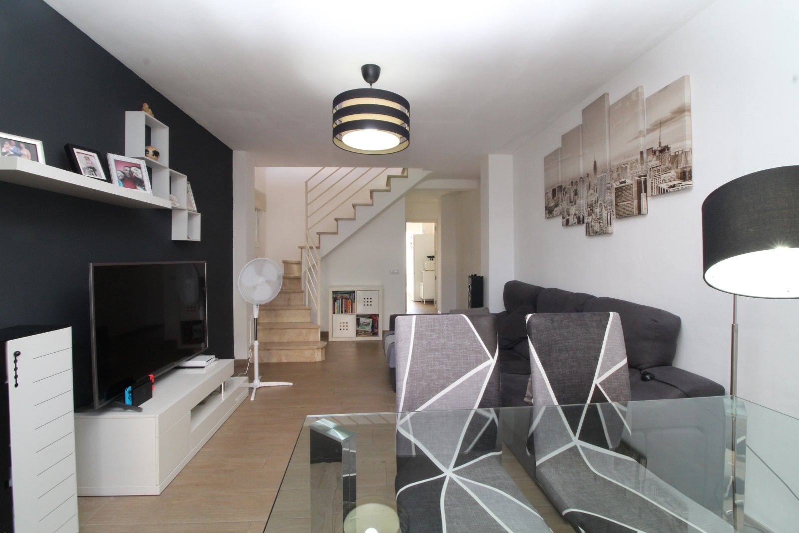 Offenes Wohnzimmer mit direktem Treppenzugang und optimaler Raumnutzung Offenes Wohnzimmer mit direktem Treppenzugang und optimaler Raumnutzung