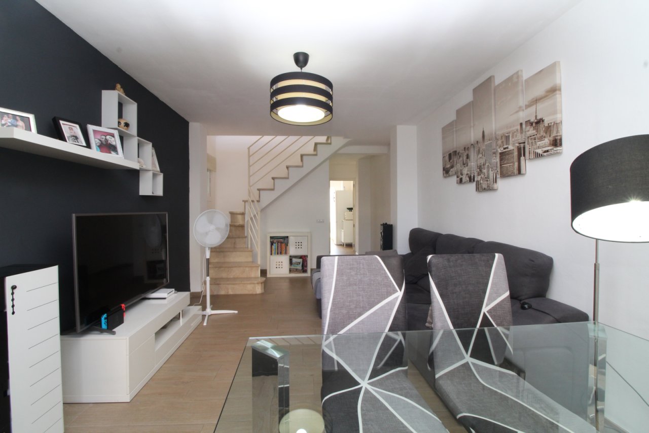Offenes Wohnzimmer mit direktem Treppenzugang und optimaler Raumnutzung Offenes Wohnzimmer mit direktem Treppenzugang und optimaler Raumnutzung