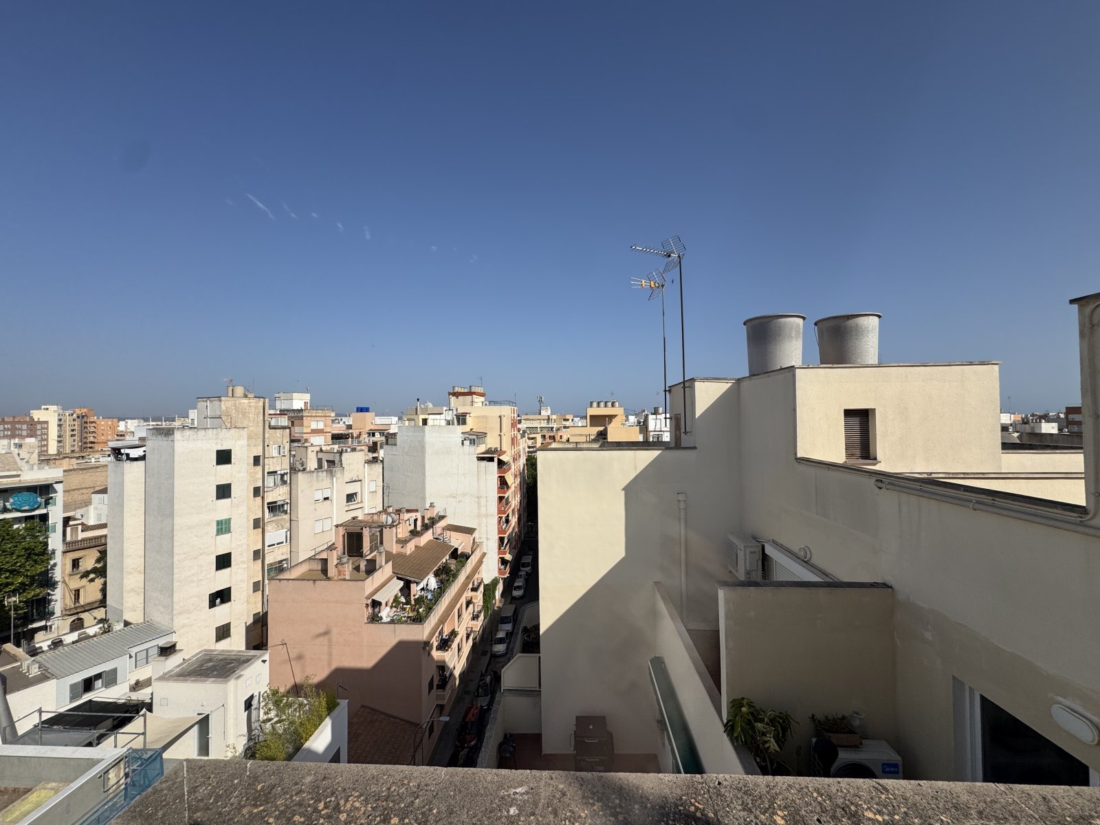 Dachterrasse mit freier Sichtlinie über das Stadtpanorama – Unverbaubarer Fernblick garantiert Dachterrasse mit freier Sichtlinie über das Stadtpanorama – Unverbaubarer Fernblick garantiert