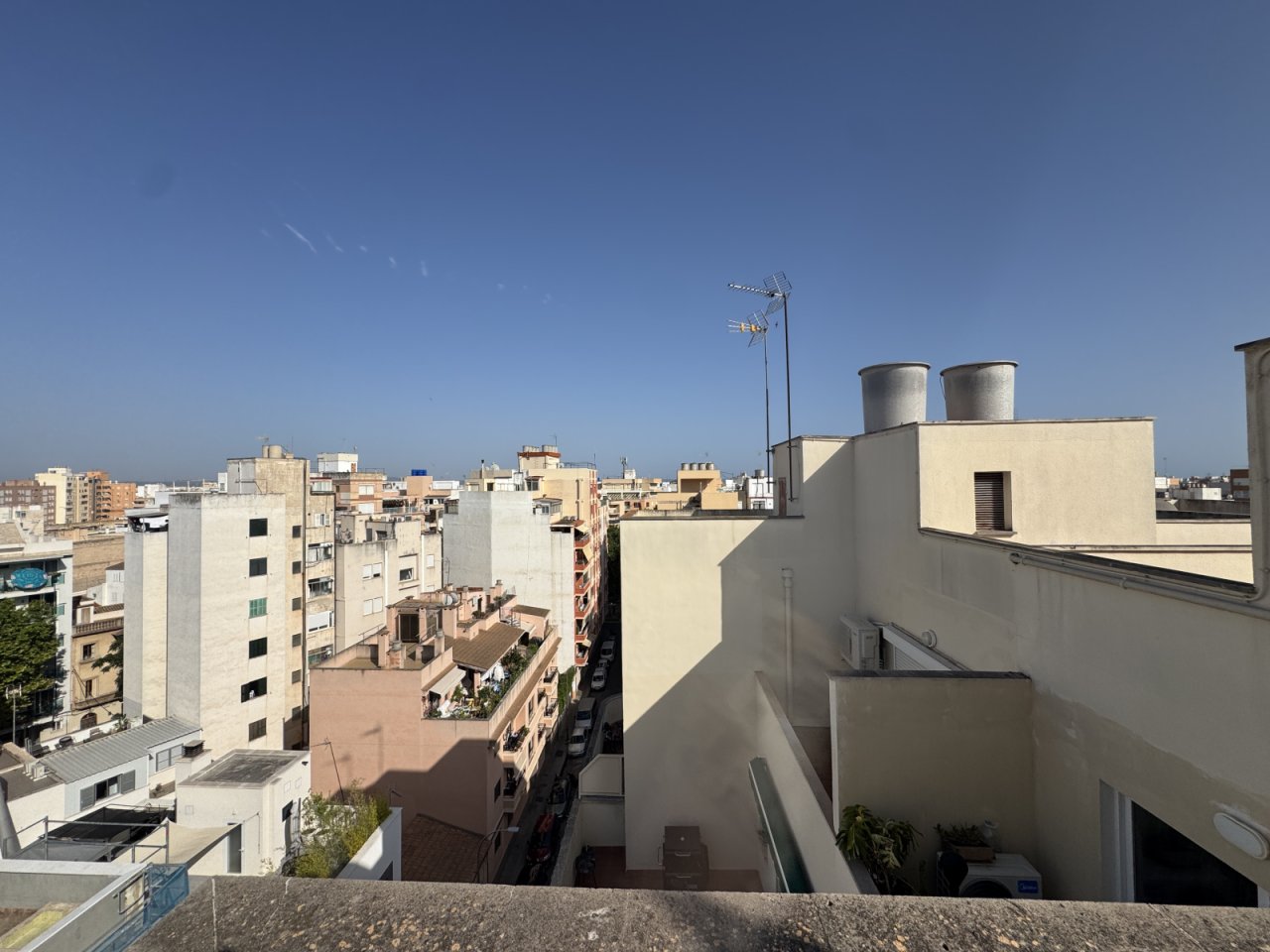 Dachterrasse mit freier Sichtlinie über das Stadtpanorama – Unverbaubarer Fernblick garantiert Dachterrasse mit freier Sichtlinie über das Stadtpanorama – Unverbaubarer Fernblick garantiert