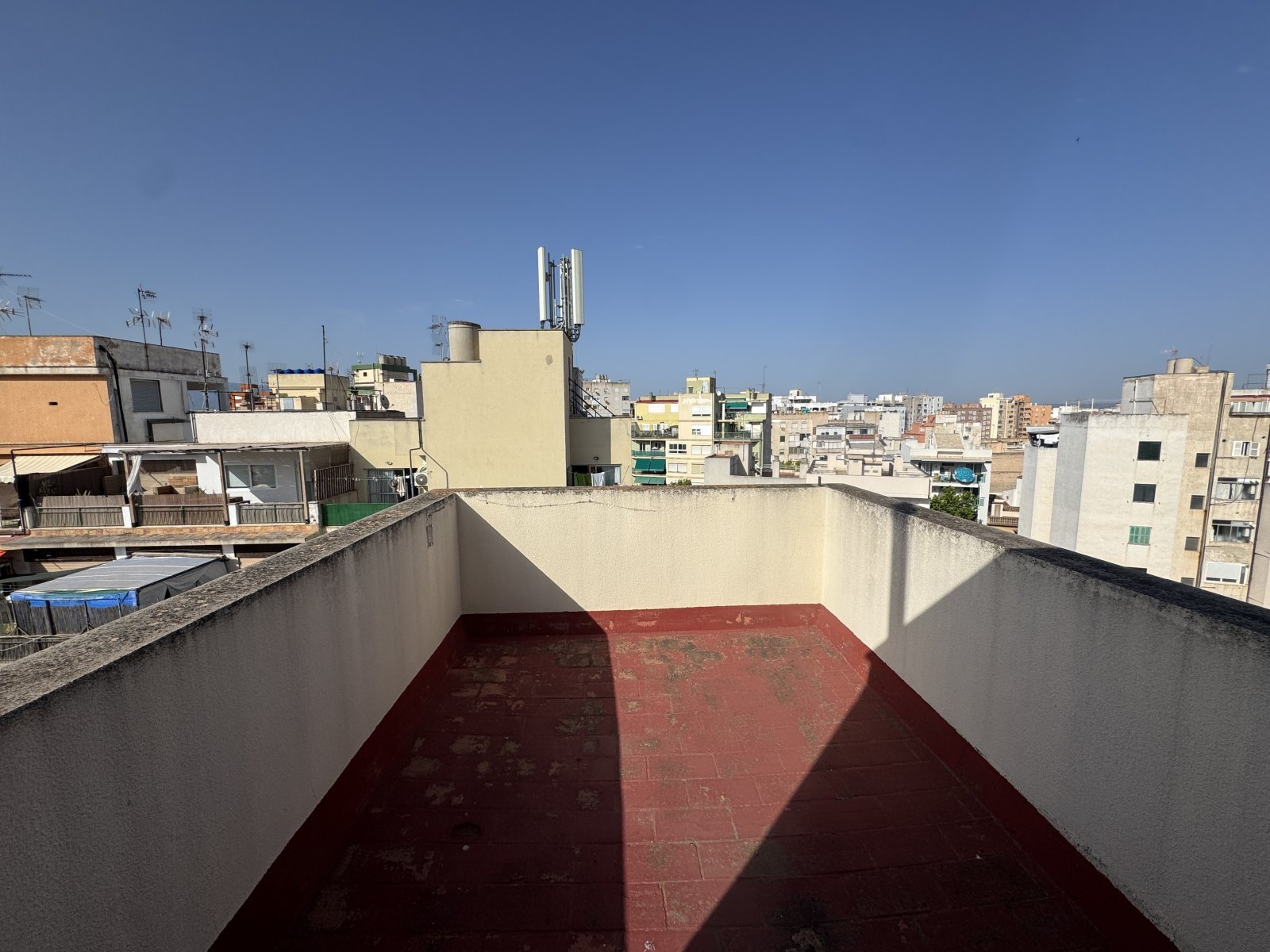 Exklusive Dachterrasse mit rundum geschütztem Außenbereich und Panoramablick über die Stadt Exklusive Dachterrasse mit rundum geschütztem Außenbereich und Panoramablick über die Stadt