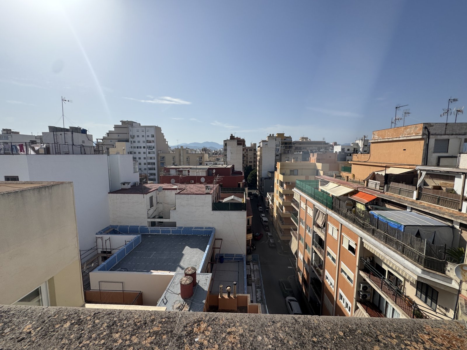 Dachterrasse mit freiem Himmelblick und unverbaubarem Ausblick über die Stadtlandschaft Dachterrasse mit freiem Himmelblick und unverbaubarem Ausblick über die Stadtlandschaft