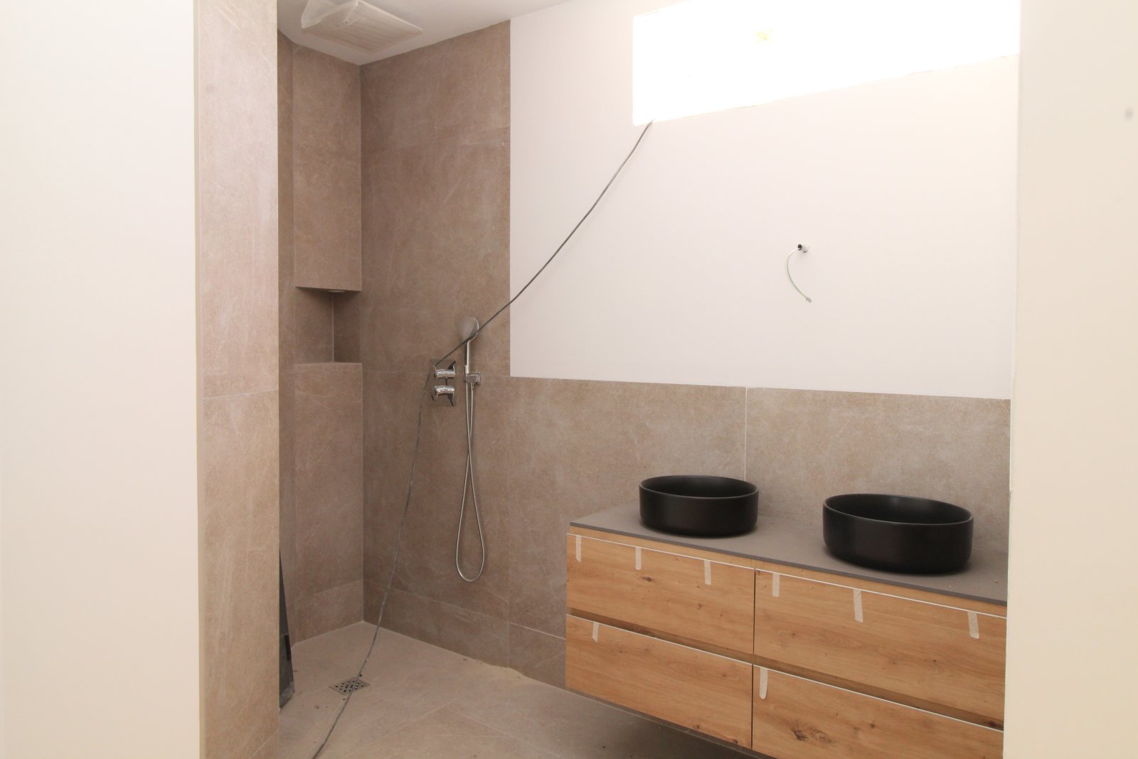 Modernes Badezimmer mit begehbarer Dusche und praktischem Doppelwaschtisch Modernes Badezimmer mit begehbarer Dusche und praktischem Doppelwaschtisch