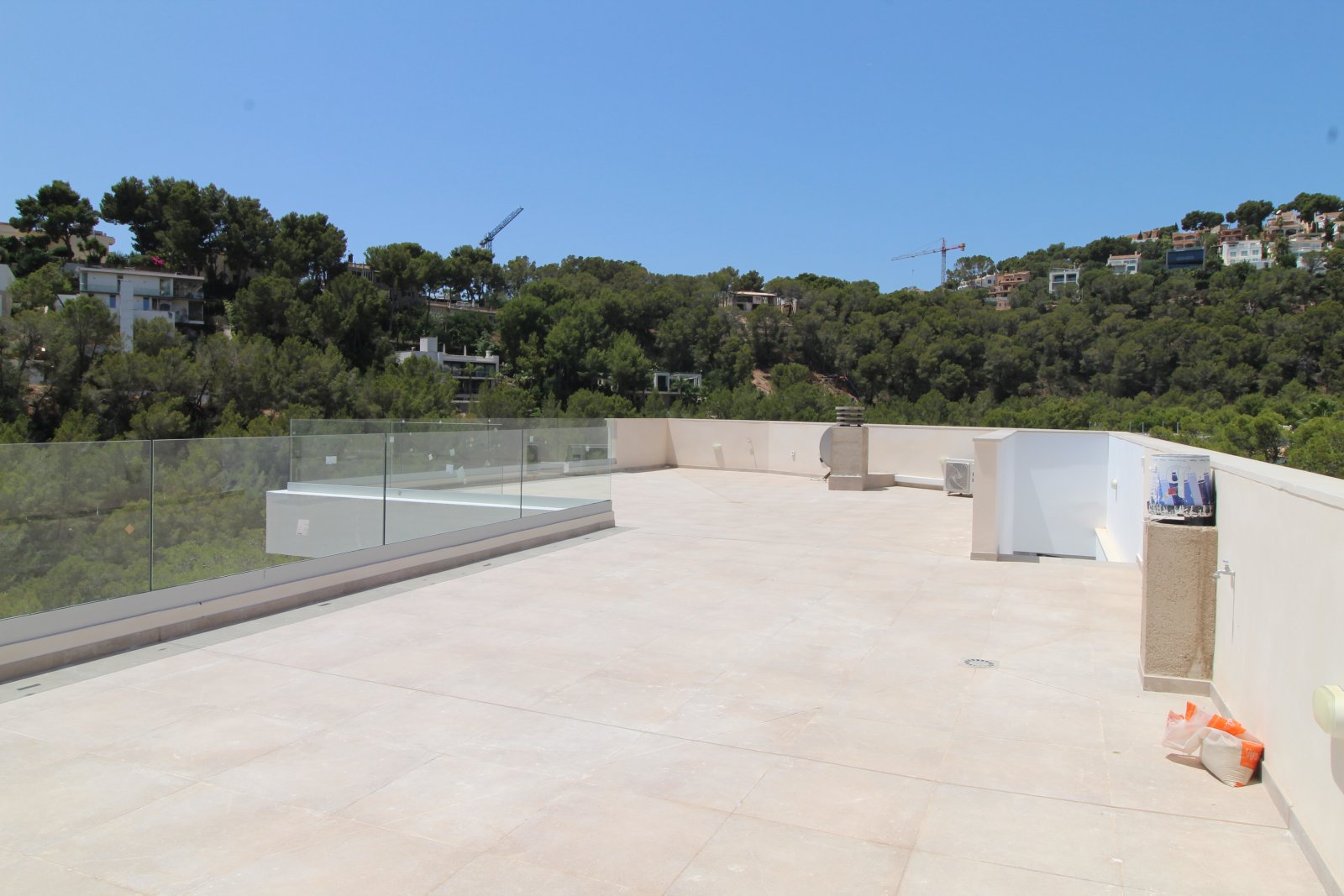 Dachterrasse mit Infinity-Pool und unverbaubarem Waldpanorama Dachterrasse mit Infinity-Pool und unverbaubarem Waldpanorama