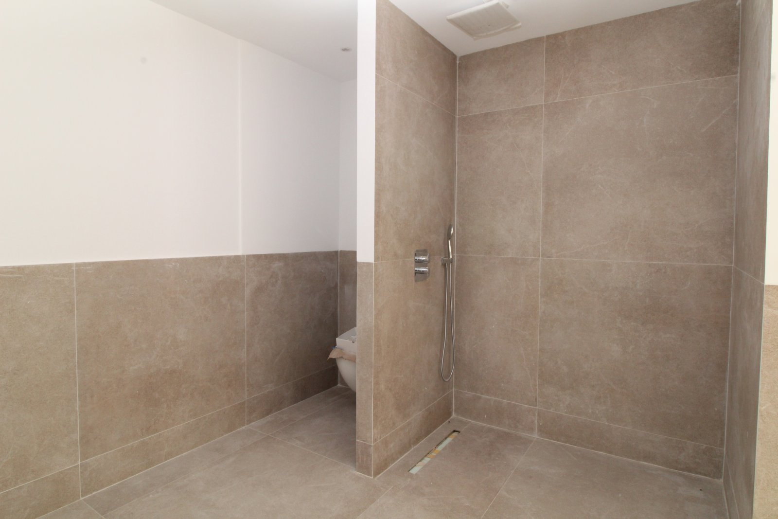 Modernes Badezimmer mit ebenerdiger Dusche und hochwertiger Fliesengestaltung Modernes Badezimmer mit ebenerdiger Dusche und hochwertiger Fliesengestaltung