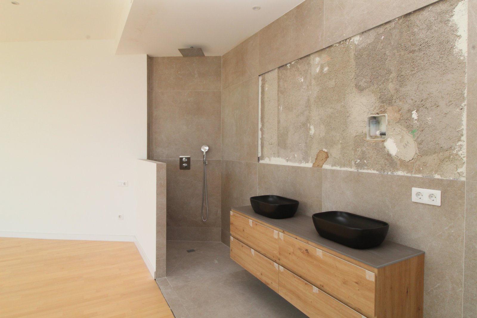 Modernes Badezimmer mit offener Duschzone und doppeltem Aufsatzwaschbecken Modernes Badezimmer mit offener Duschzone und doppeltem Aufsatzwaschbecken