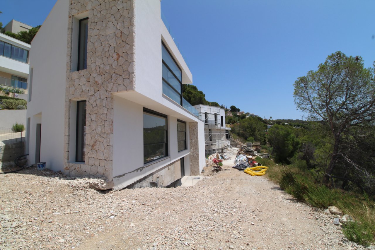 Moderne Architektur mit hochwertiger Natursteinfassade und großflächigen Fensterfront Moderne Architektur mit hochwertiger Natursteinfassade und großflächigen Fensterfront