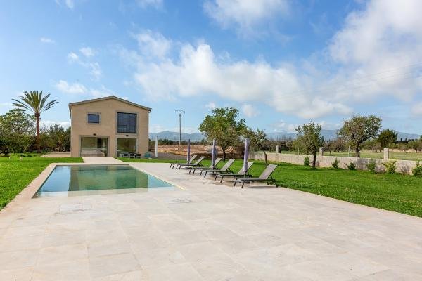 Swimmingpool mit großflächiger Terrasse und Freizeitbereich Swimmingpool mit großflächiger Terrasse und Freizeitbereich