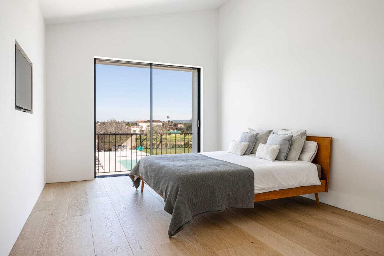 Hauptschlafzimmer mit französischen Glasschiebetüren und Balkonzugang zum Landschaftspanorama Hauptschlafzimmer mit französischen Glasschiebetüren und Balkonzugang zum Landschaftspanorama