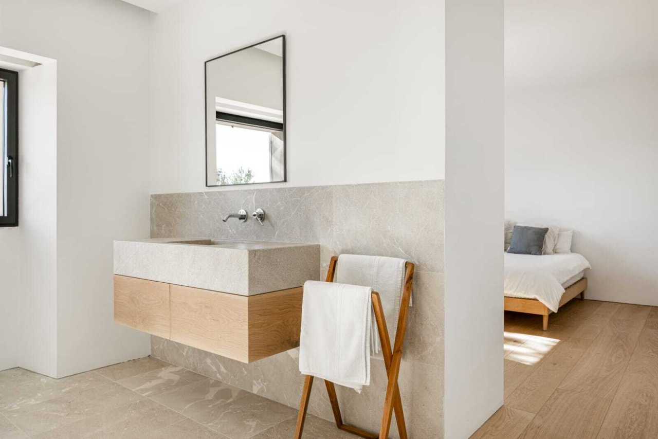 Elegantes Badezimmer mit Naturstein-Waschtisch und durchdachter Nassbereiche-Gestaltung Elegantes Badezimmer mit Naturstein-Waschtisch und durchdachter Nassbereiche-Gestaltung