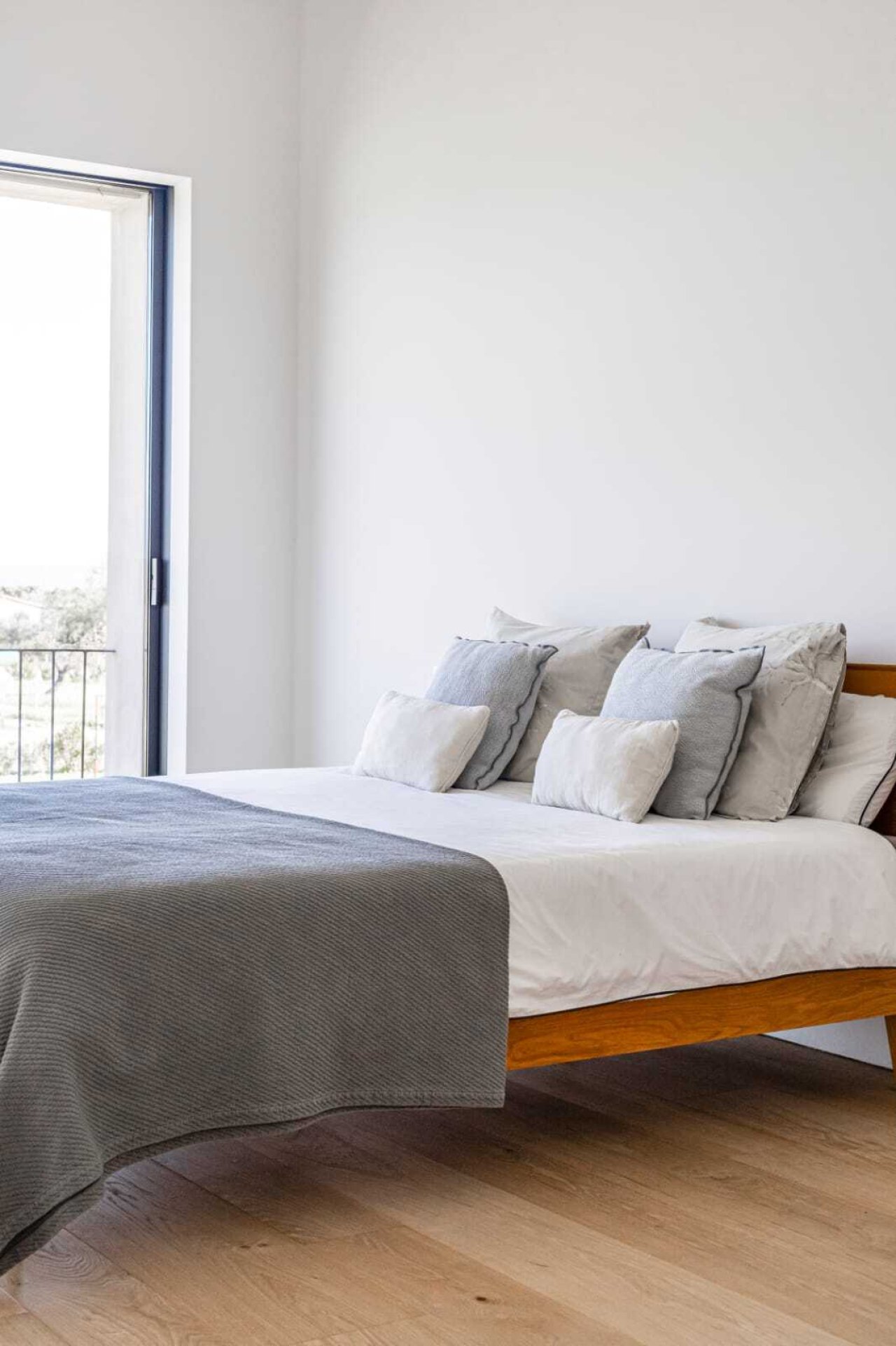 Helles Schlafzimmer mit direktem Balkonzugang und großflächiger Fensterfront Helles Schlafzimmer mit direktem Balkonzugang und großflächiger Fensterfront