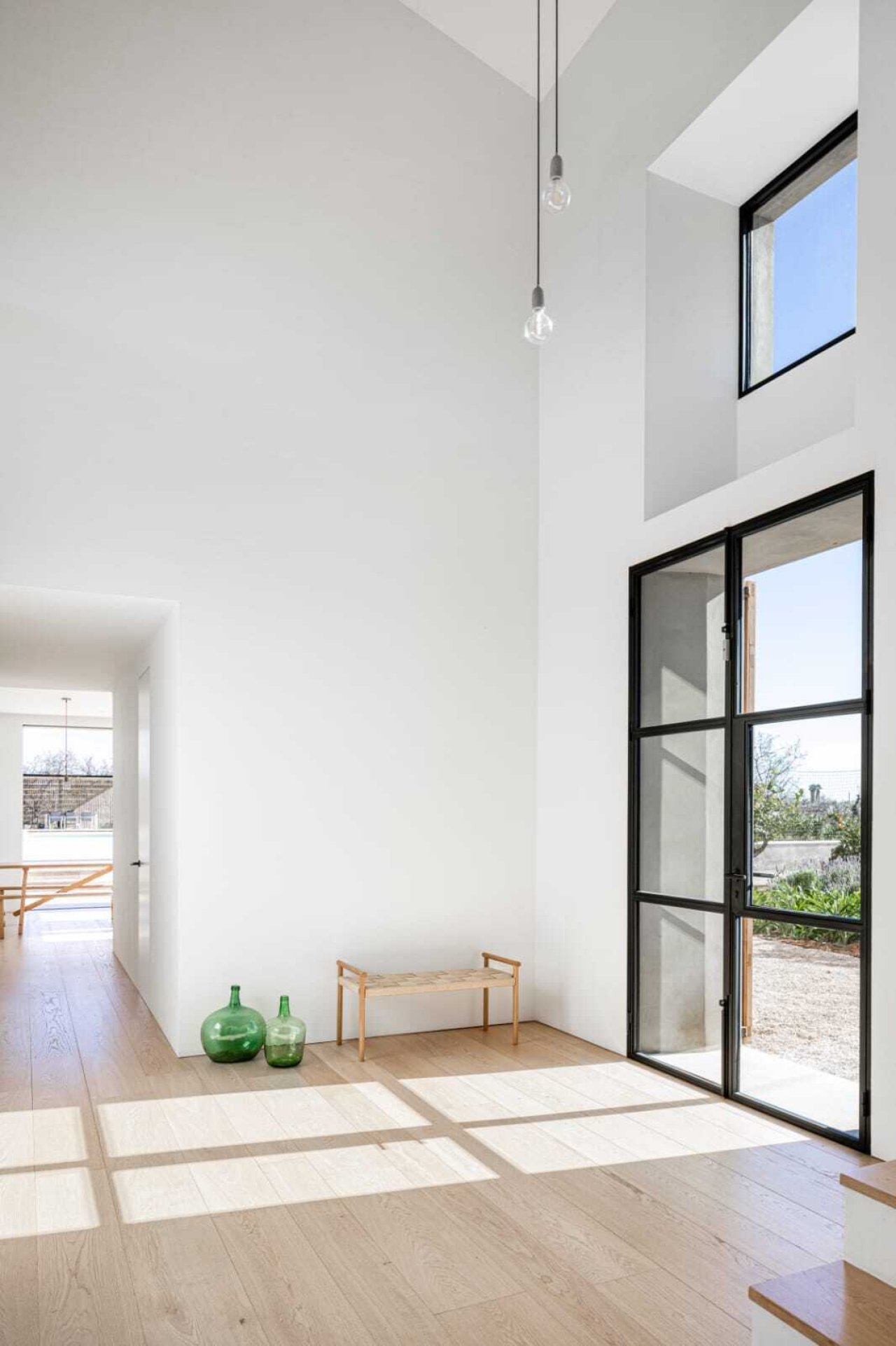Lichtdurchfluteter Wohnraum mit raumhohen Glasschiebetüren und direktem Terrassenzugang Lichtdurchfluteter Wohnraum mit raumhohen Glasschiebetüren und direktem Terrassenzugang