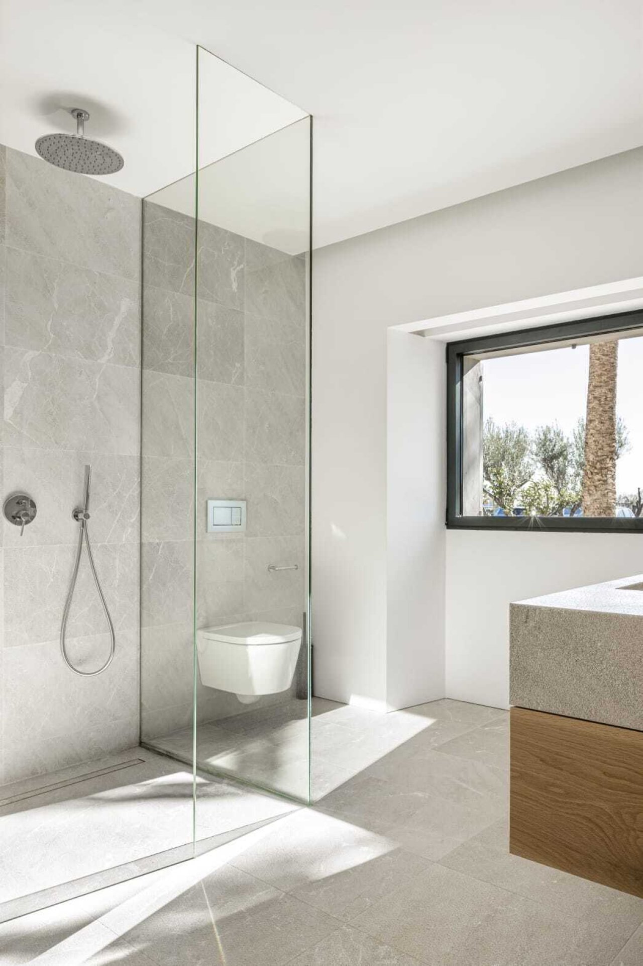 Modernes Badezimmer mit begehbarer Dusche, Regenwalddusche und großzügiger Raumaufteilung Modernes Badezimmer mit begehbarer Dusche, Regenwalddusche und großzügiger Raumaufteilung