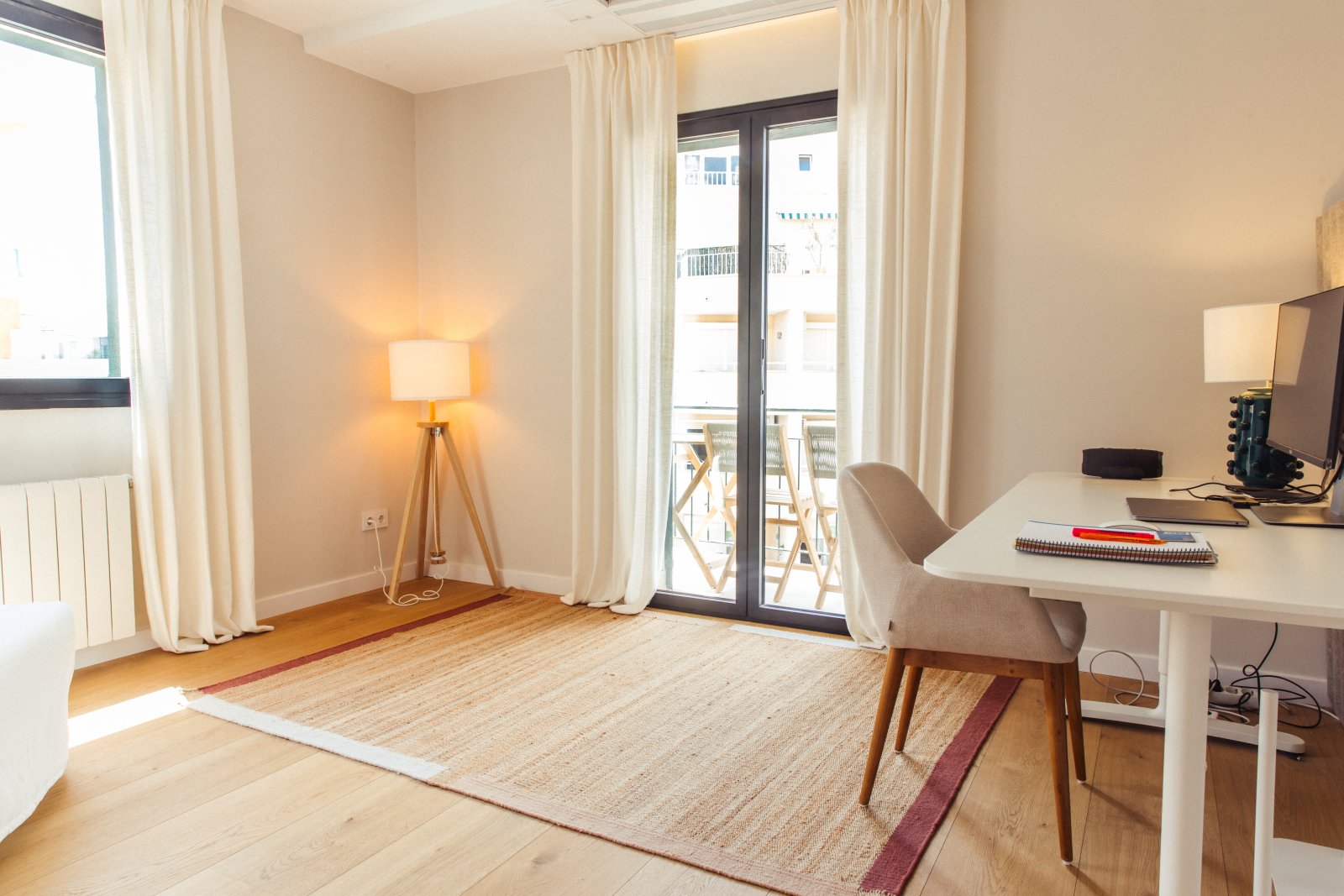 Modernes Arbeitszimmer mit Balkonzugang und optimaler Lichtatmosphäre Modernes Arbeitszimmer mit Balkonzugang und optimaler Lichtatmosphäre