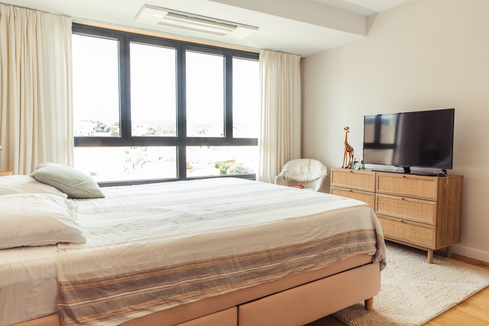 Helles Schlafzimmer mit raumhohen Fenstern und optimaler Tageslichtnutzung Helles Schlafzimmer mit raumhohen Fenstern und optimaler Tageslichtnutzung