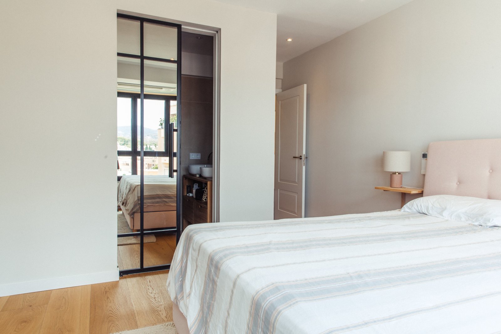 Elegantes Schlafzimmer mit begehbarem Ankleidezimmer und direktem Balkonzugang Elegantes Schlafzimmer mit begehbarem Ankleidezimmer und direktem Balkonzugang