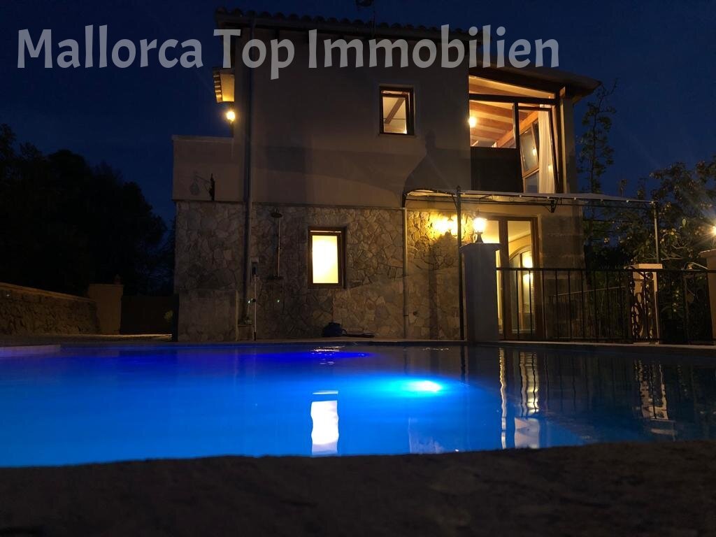 Beleuchtete Poolanlage mit moderner Architektur und Terrassenzugang Beleuchtete Poolanlage mit moderner Architektur und Terrassenzugang