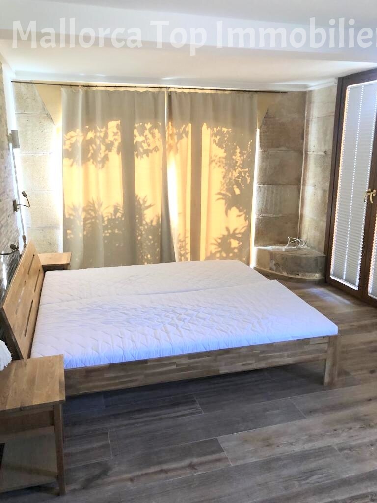 Helles Schlafzimmer mit direktem Zugang zur Terrasse und großflächigen Fenstern Helles Schlafzimmer mit direktem Zugang zur Terrasse und großflächigen Fenstern