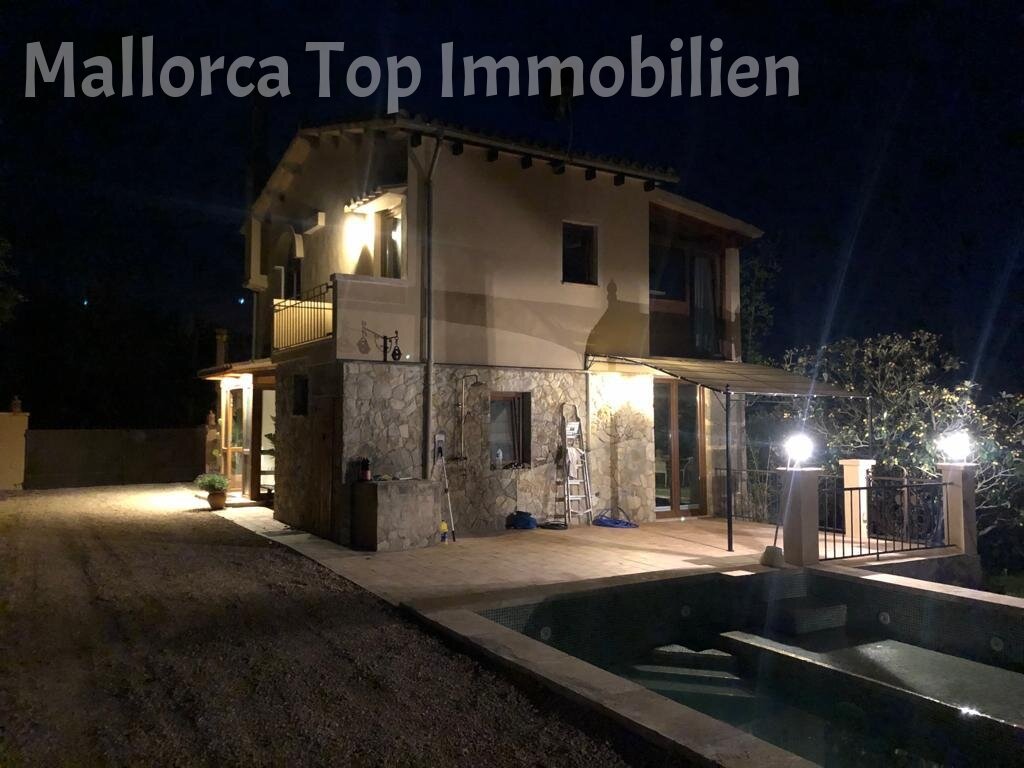 Moderne Villa mit beleuchteter Terrasse und direktem Poolzugang Moderne Villa mit beleuchteter Terrasse und direktem Poolzugang