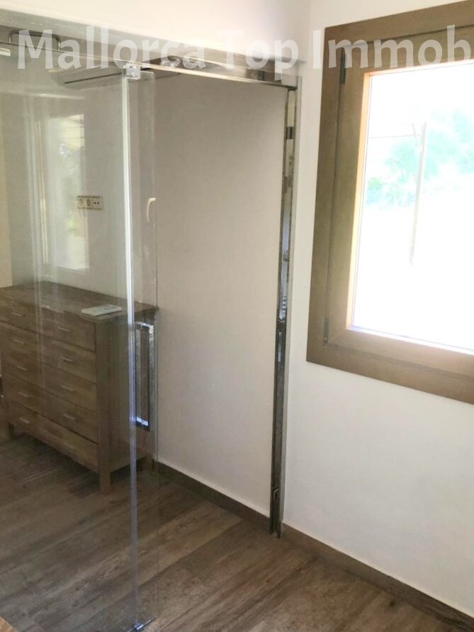 Modernes Badezimmer mit bodengleicher Dusche und großzügiger Lichtzuführung Modernes Badezimmer mit bodengleicher Dusche und großzügiger Lichtzuführung
